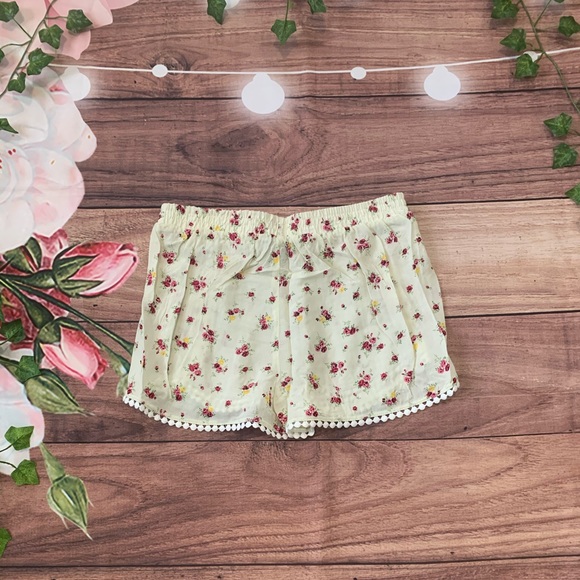 3/$22🌞 HOST PICK🌸NWT Floral/Sand Pull On Shorts - Picture 3 of 3